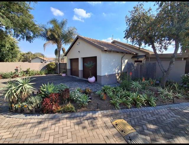 2 BEDROOM TOWNHOUSE FOR SALE IN THATCHFIELD
